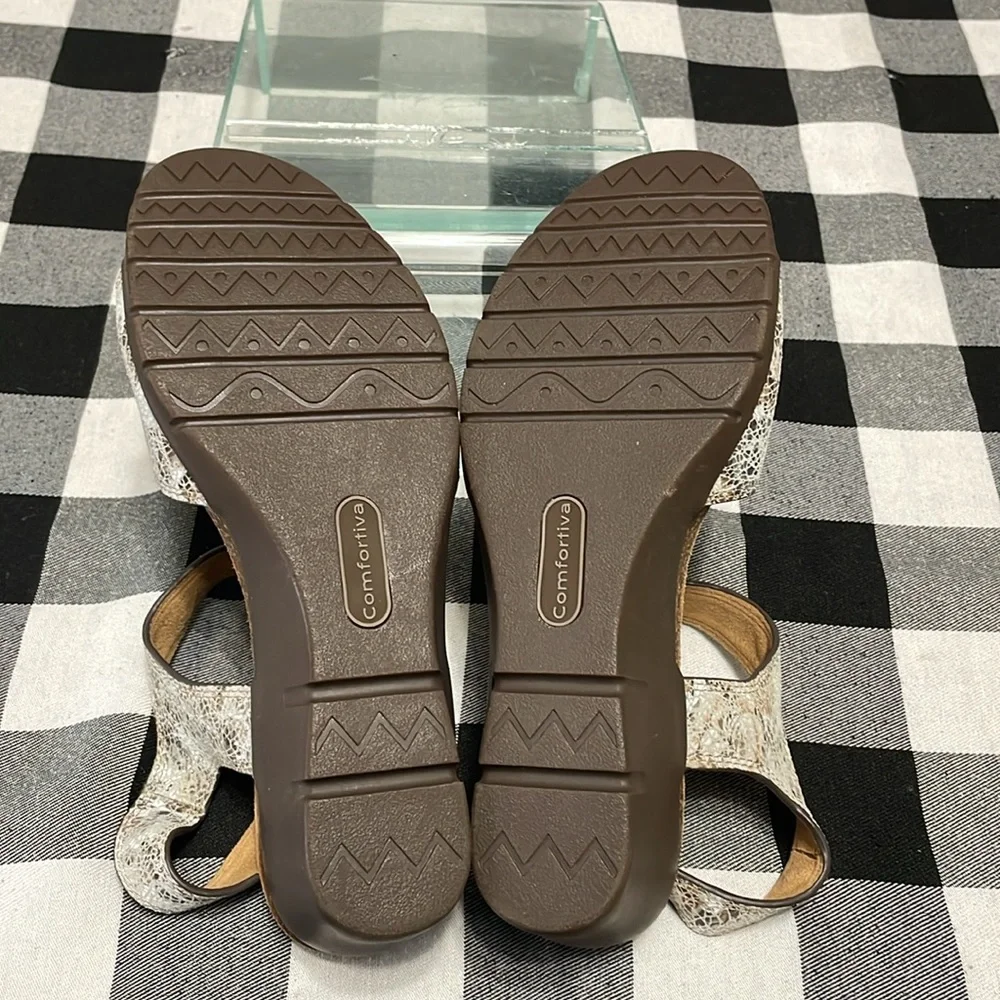 Comfortiva Abria Grey Flower Leather Wedge Sandals Pillowtop Memory Foam Sz 10W